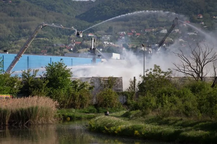 Vatrogasci u C.I.O.S.-u rahle požari&scaron;te i zalijevaju opožareni materijal