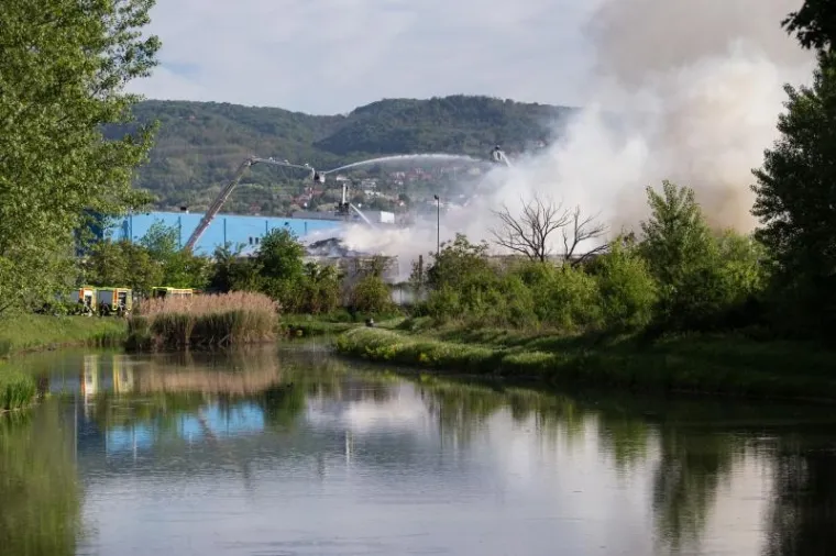Vatrogasci u C.I.O.S.-u rahle požari&scaron;te i zalijevaju opožareni materijal
