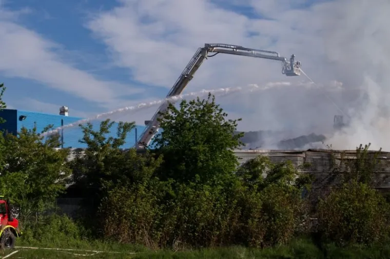 Vatrogasci u C.I.O.S.-u rahle požari&scaron;te i zalijevaju opožareni materijal