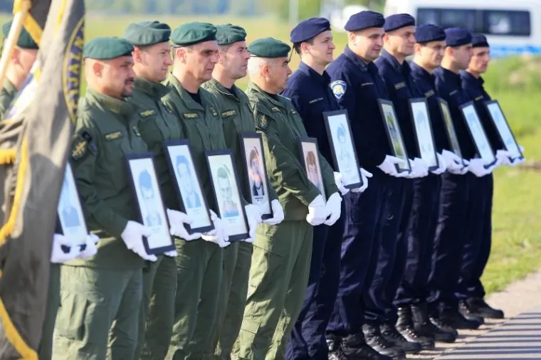 U Borovu Selu obilježava se 26. obljetnica pogibije 12 hrvatskih redarstvenika, koji su upali u zasjedu srpskih paravojnih postrojbi. Mimohodu je nazočila predsjednica Kolinda Grabar-Kitarović, kao i ministar branitelja Tomo Medved.