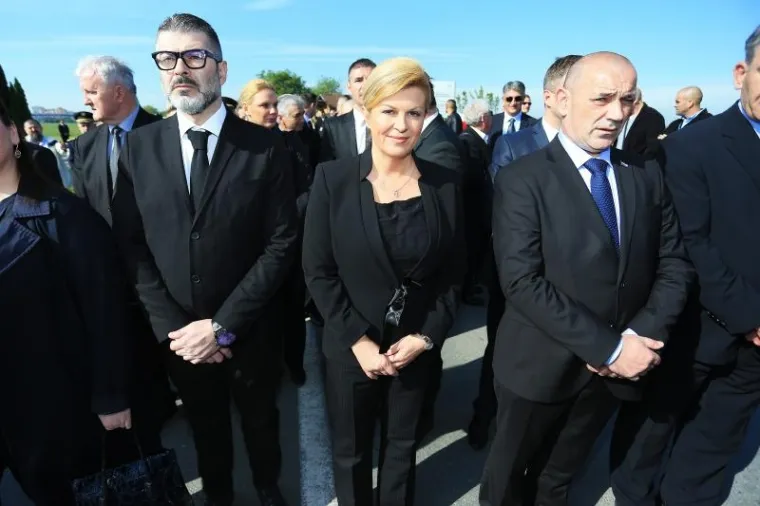 U Borovu Selu obilježava se 26. obljetnica pogibije 12 hrvatskih redarstvenika, koji su upali u zasjedu srpskih paravojnih postrojbi. Mimohodu je nazočila predsjednica Kolinda Grabar-Kitarović, kao i ministar branitelja Tomo Medved.