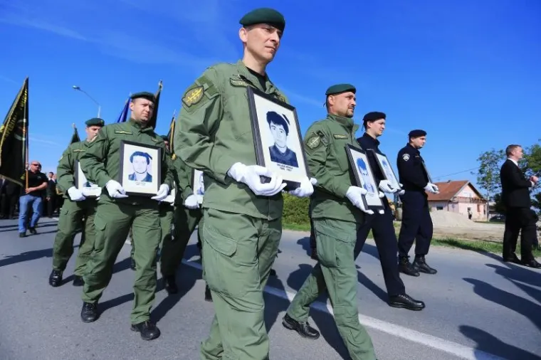 U Borovu Selu obilježava se 26. obljetnica pogibije 12 hrvatskih redarstvenika, koji su upali u zasjedu srpskih paravojnih postrojbi. Mimohodu je nazočila predsjednica Kolinda Grabar-Kitarović, kao i ministar branitelja Tomo Medved.