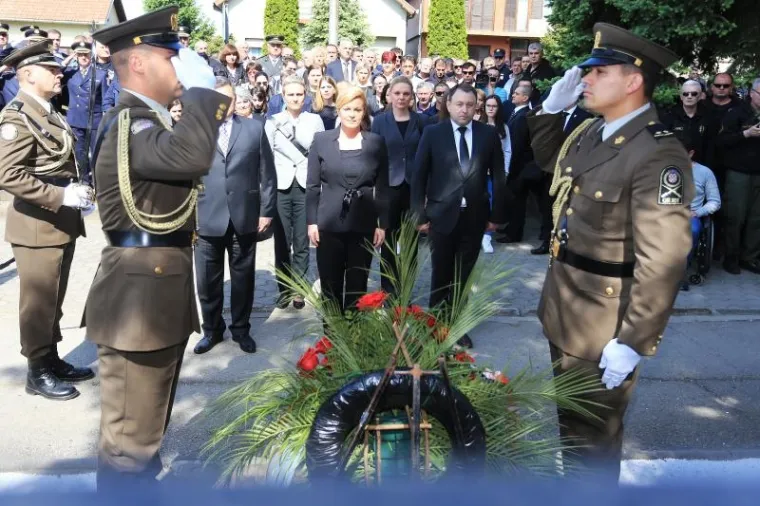 U Borovu Selu obilježava se 26. obljetnica pogibije 12 hrvatskih redarstvenika, koji su upali u zasjedu srpskih paravojnih postrojbi. Mimohodu je nazočila predsjednica Kolinda Grabar-Kitarović, kao i ministar branitelja Tomo Medved.