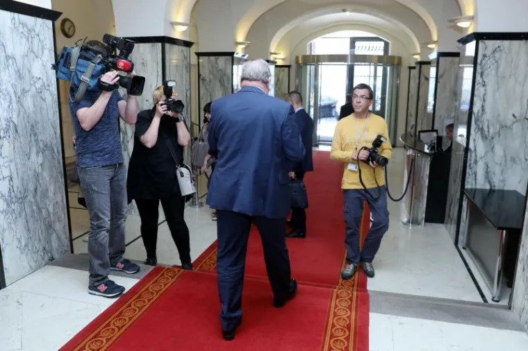 U Klubu zastupnika HDZ-a od utorka ujutro vrlo je živo, a premijer Andrej Plenković je nakon jutro&scaron;njeg sastanka sa zastupnicima svoje stranke u Maloj vijećnici oti&scaron;ao u prostorije HDZ-ova Kluba koje nije napu&scaron;tao.