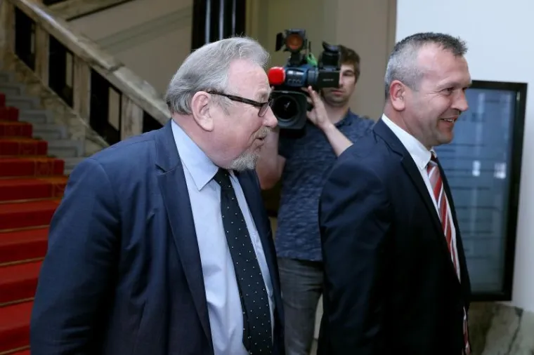 Iako se prijepodne neslužbeno moglo čuti kako će premijer izići na hodnik i dati novinarima izjavu, to se do sada jo&scaron; nije dogodilo.
U prostorije kluba tako cijeloga dana ulaze i izlaze kako zastupnici HDZ-a tako i HDZ-ovi ministri u vladi. Odmah ujutro s premijerom se sastao od Mosta i oporbe prozivani ministar financija Zdravko Marić. Viđeni su tamo i ministrica gospodarstva i potpredsjednica vlade Martina Dalić, ministrica kulture Nina Obuljen, ministar rada i mirovinskog sustava Tomislav Ćorić i brojni drugi.