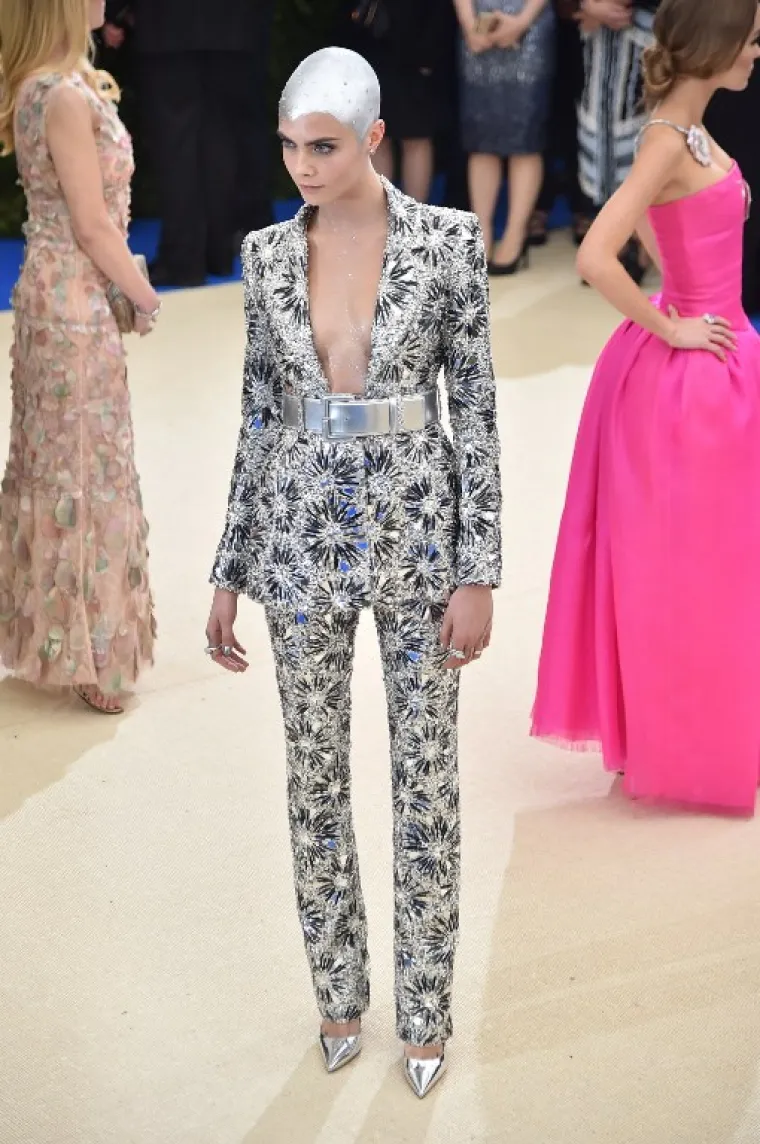 Cara Delevingne u metalik odijelu.