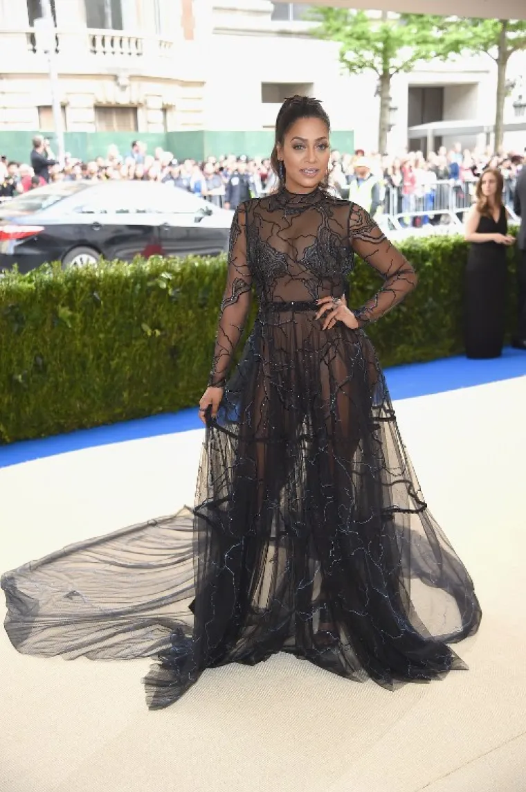 La La Anthony u prozornoj, crnoj kombinaciji.