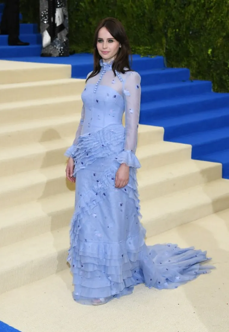 Glumica Felicity Jones u divnoj, baby blue haljini.