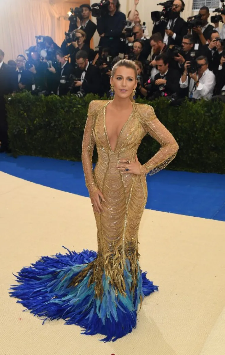 Blake Lively u zlatno plavoj kombinaciji.