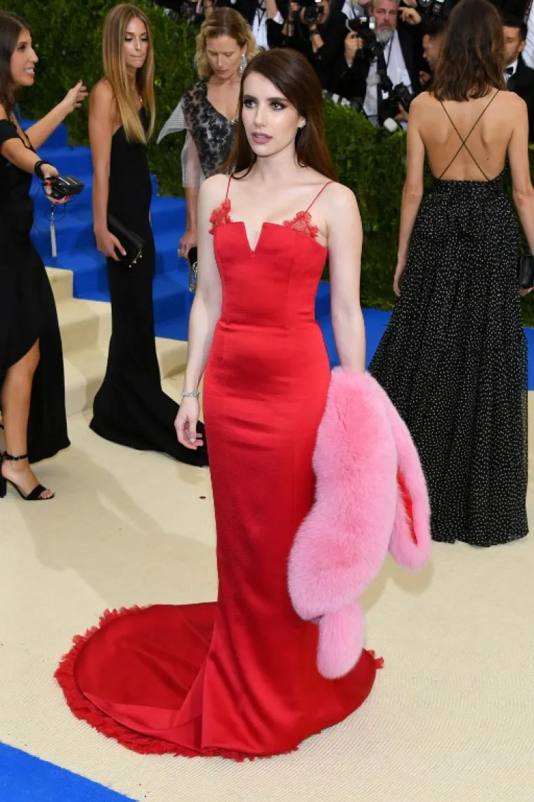 Emma Roberts spojila je crvenu i ružičastu boju - i pokazala da je zaista moguće.