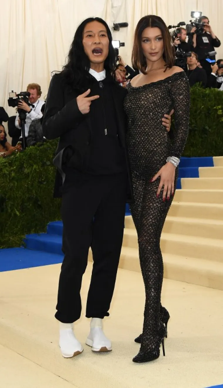 Bella Hadid ovoga puta nije odabrala haljinu, već uski crni kombinezon. &Scaron;to kažete?