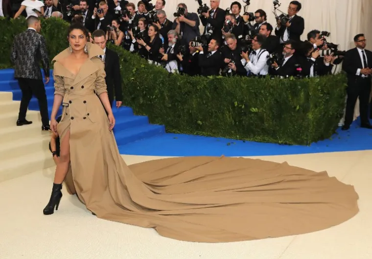 Glumica Priyanka Chopra odlučila se na neobičnu baloner-haljinu. Ali stvarno joj odlično stoji.