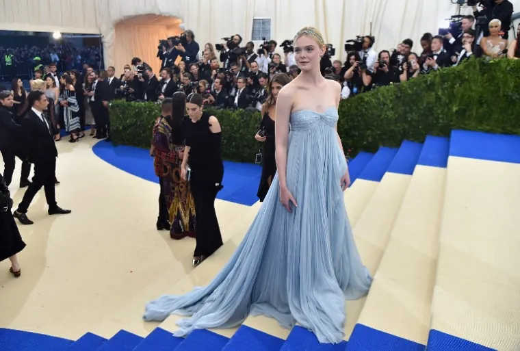 Elle Fanning također je pokazala koliko jednostavnost može biti upečatljiva.