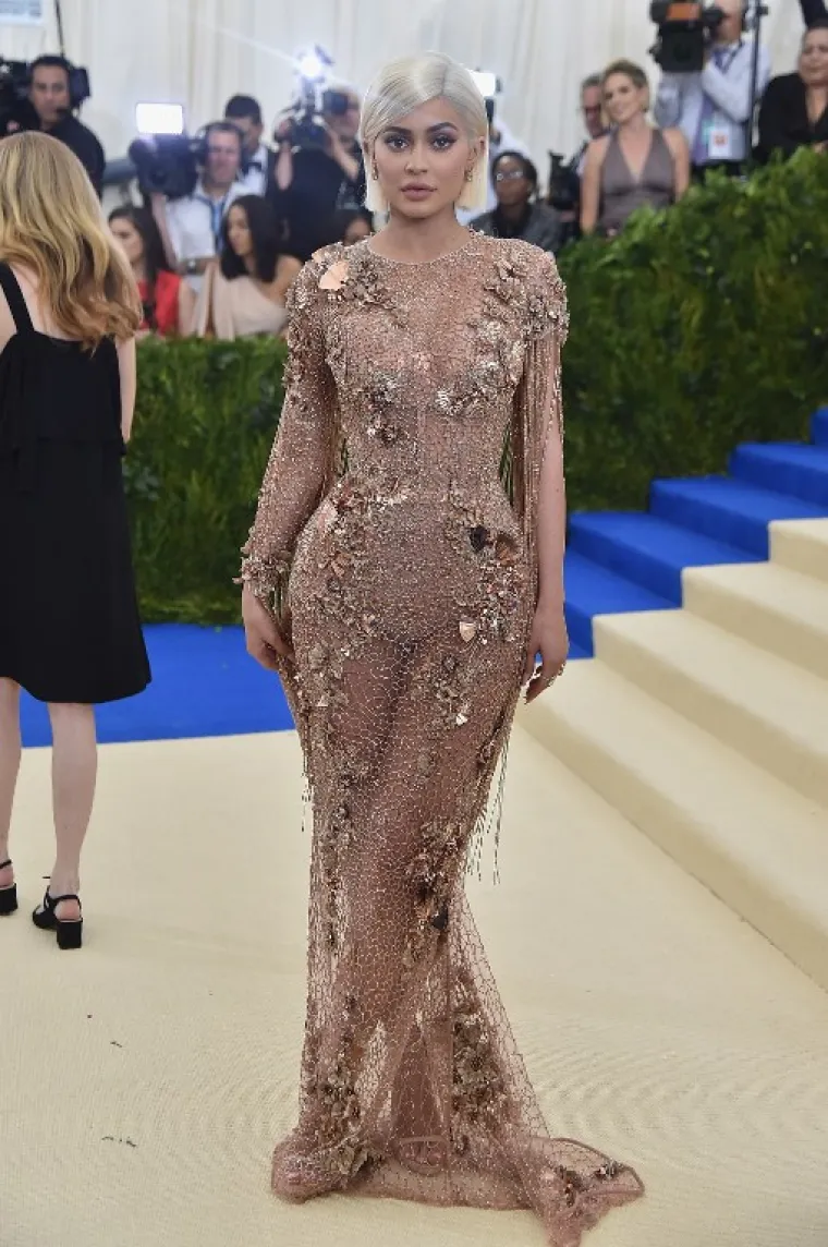 Kylie Jenner u svjetlucavoj, ženstvenoj kombinaciji.