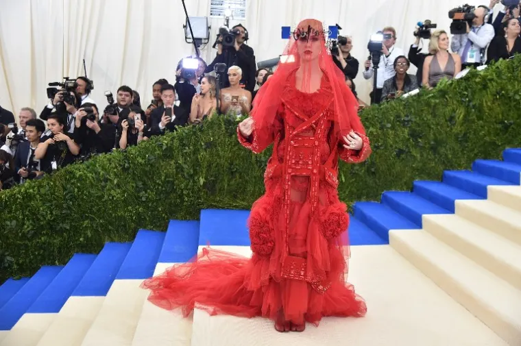 Katy Perry u neobičnoj crvenoj kombinaciji - haljina i veo.