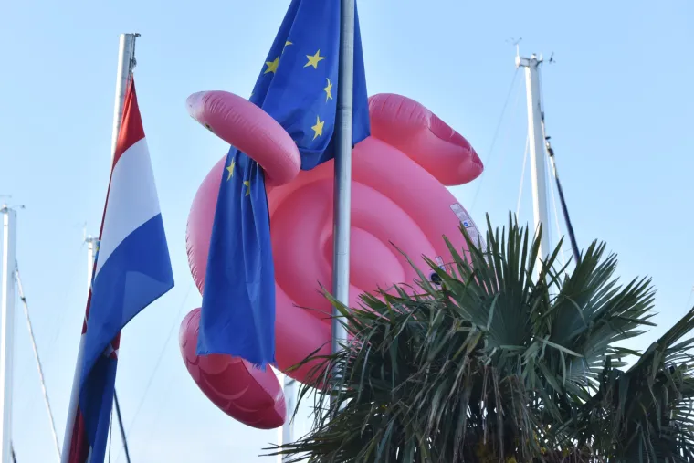 Nepoznat netko u &Scaron;ibeniku objesio neobičan luftić na zastavu EU