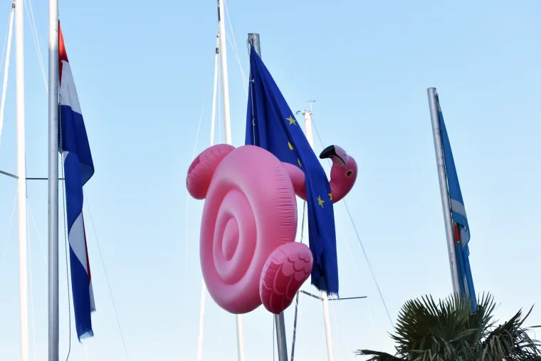 Nepoznat netko u &Scaron;ibeniku objesio neobičan luftić na zastavu EU