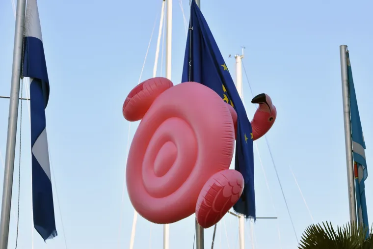 Nepoznat netko u &Scaron;ibeniku objesio neobičan luftić na zastavu EU