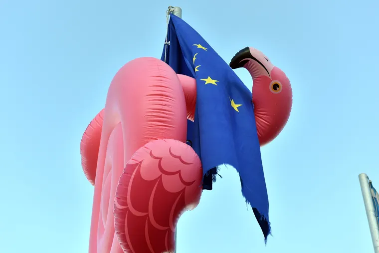 Nepoznat netko u &Scaron;ibeniku objesio neobičan luftić na zastavu EU