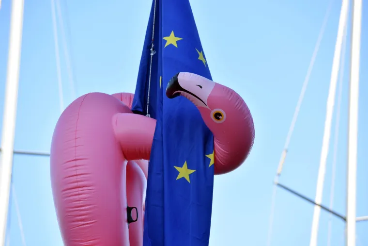 Nepoznat netko u &Scaron;ibeniku objesio neobičan luftić na zastavu EU