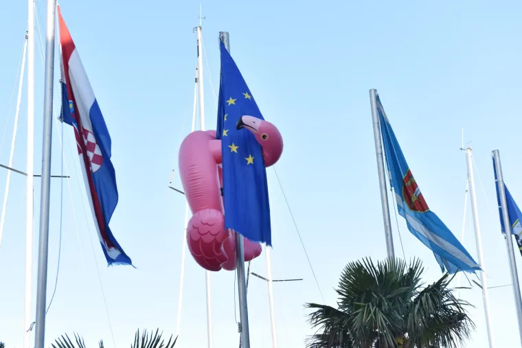 Nepoznat netko u &Scaron;ibeniku objesio neobičan luftić na zastavu EU