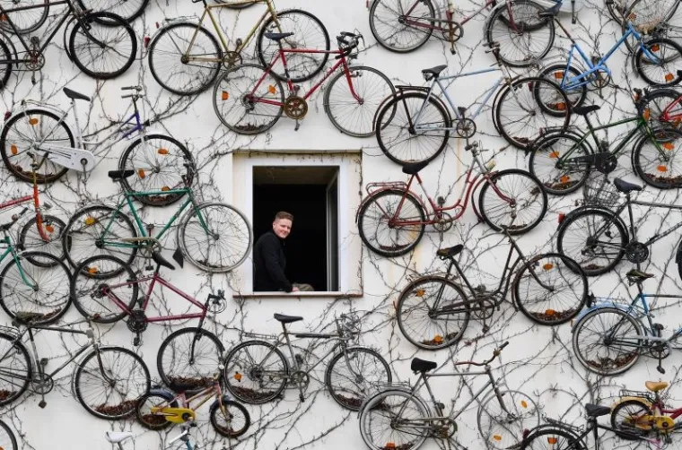 Nijemac Dominique Podlech, kako bi najavio Sattelfest (biciklistički festival) objesio je stare bicikle na zgradu, stvoriv&scaron;i zanimljivu scenu za atraktivne kadrove fotoreportera.