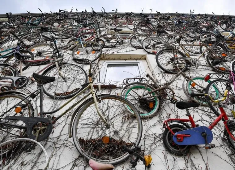 Nijemac Dominique Podlech, kako bi najavio Sattelfest (biciklistički festival) objesio je stare bicikle na zgradu, stvoriv&scaron;i zanimljivu scenu za atraktivne kadrove fotoreportera.