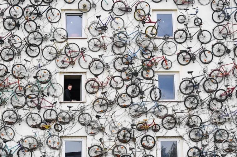 Nijemac Dominique Podlech, kako bi najavio Sattelfest (biciklistički festival) objesio je stare bicikle na zgradu, stvoriv&scaron;i zanimljivu scenu za atraktivne kadrove fotoreportera.