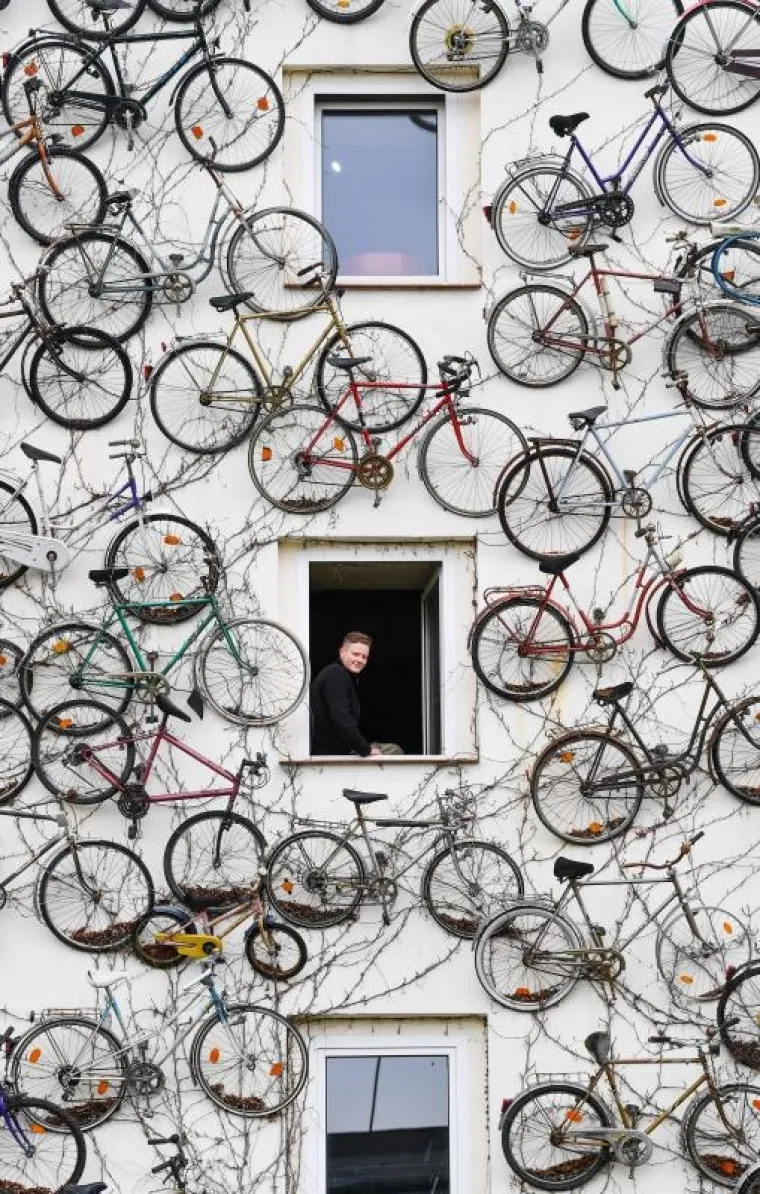 Nijemac Dominique Podlech, kako bi najavio Sattelfest (biciklistički festival) objesio je stare bicikle na zgradu, stvoriv&scaron;i zanimljivu scenu za atraktivne kadrove fotoreportera.