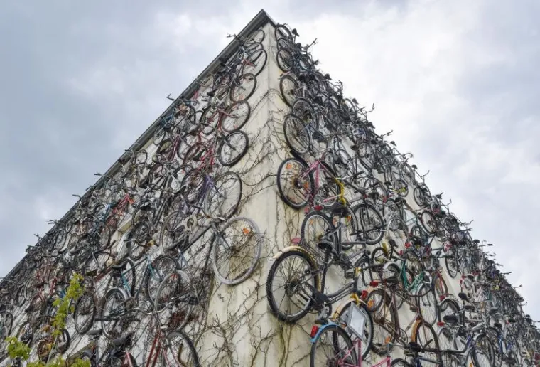Nijemac Dominique Podlech, kako bi najavio Sattelfest (biciklistički festival) objesio je stare bicikle na zgradu, stvoriv&scaron;i zanimljivu scenu za atraktivne kadrove fotoreportera.