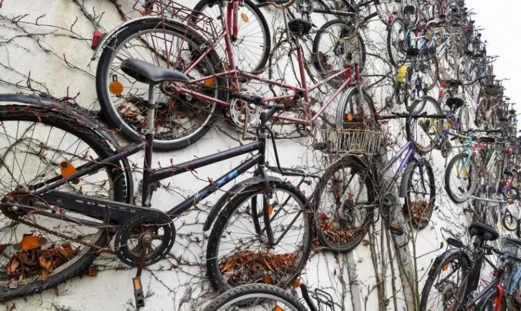 Nijemac Dominique Podlech, kako bi najavio Sattelfest (biciklistički festival) objesio je stare bicikle na zgradu, stvoriv&scaron;i zanimljivu scenu za atraktivne kadrove fotoreportera.