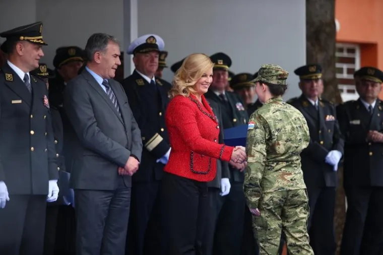 'PREDSJEDNICE, MOŽE KOMENTAR?': Kolindu novinari pitali o krizi Vlade, ona ih potpuno ignorirala