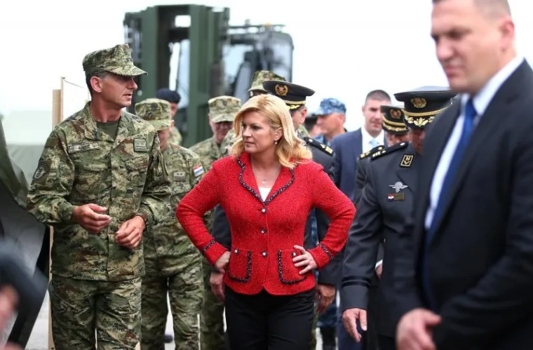 'PREDSJEDNICE, MOŽE KOMENTAR?': Kolindu novinari pitali o krizi Vlade, ona ih potpuno ignorirala