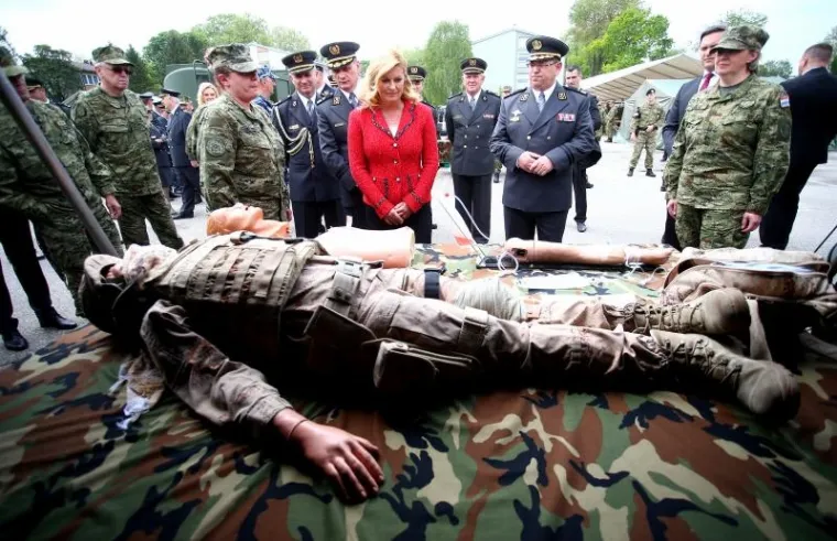 'PREDSJEDNICE, MOŽE KOMENTAR?': Kolindu novinari pitali o krizi Vlade, ona ih potpuno ignorirala