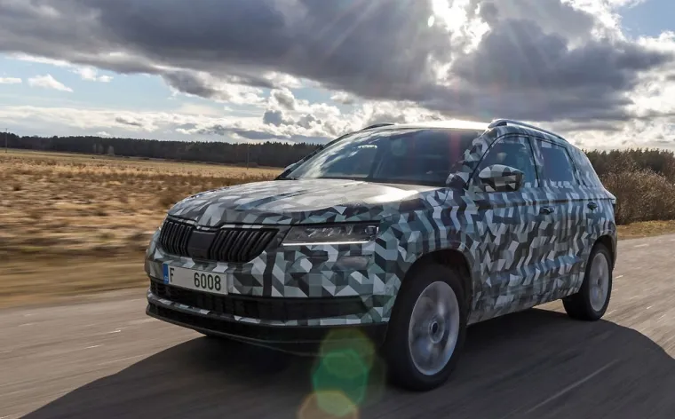 ŠKODA KAROQ: Još se skriva iza kamuflaže, no ne više tako sramežljivo