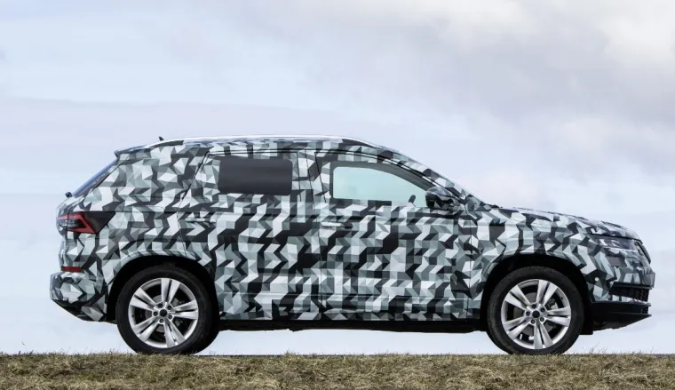 ŠKODA KAROQ: Još se skriva iza kamuflaže, no ne više tako sramežljivo