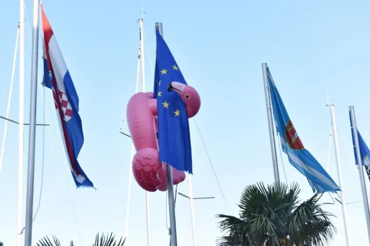 ZANIMLJIV PRIZOR IZ &Scaron;IBENIKA: &Scaron;to golemi plamenac radi na zastavi Europske unije?