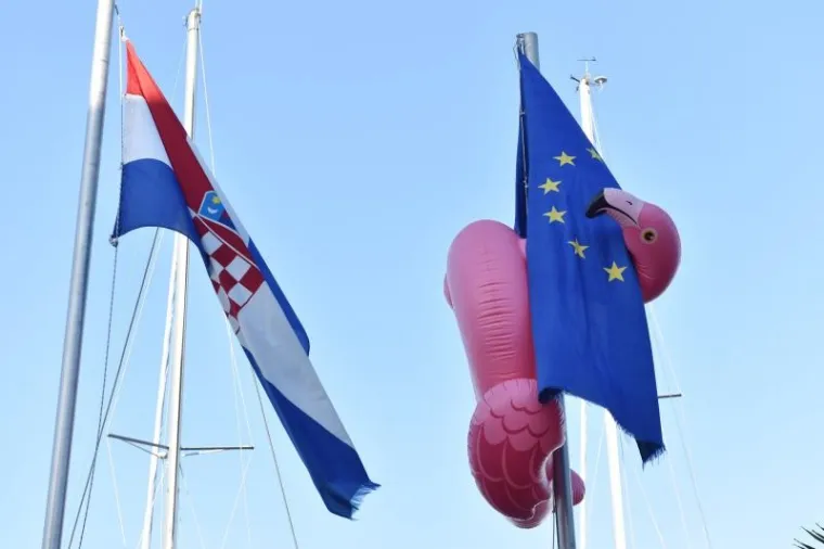 ZANIMLJIV PRIZOR IZ &Scaron;IBENIKA: &Scaron;to golemi plamenac radi na zastavi Europske unije?