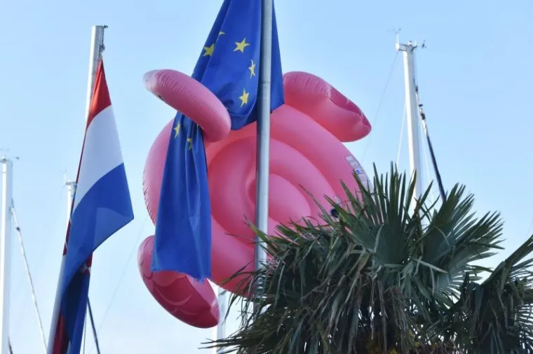 ZANIMLJIV PRIZOR IZ &Scaron;IBENIKA: &Scaron;to golemi plamenac radi na zastavi Europske unije?