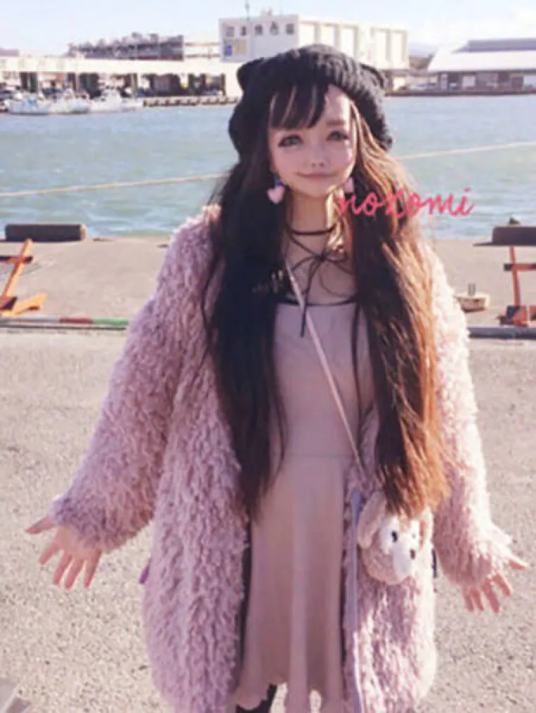 Vlogerica iz Japana poznata je samo kao Nozomi, a iako su njezine fotografije obi&scaron;le cijeli svijet, jo&scaron; nitko nije siguran izgleda li djevojka kao lik iz japanskih crtića zahvaljujući plastičnim operacijama, genima ili Photoshopu. U nastavku možete pogledati njezine fotografije i poku&scaron;ati sami dokučiti o čemu se zapravo radi...