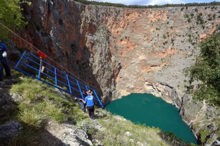 ZARONIT ĆE 300 METARA U DUBINU: Spektakularni ronilački pothvat na Crvenom jezeru