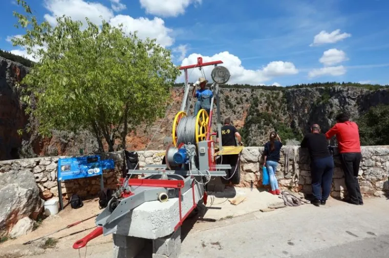ZARONIT ĆE 300 METARA U DUBINU: Spektakularni ronilački pothvat na Crvenom jezeru