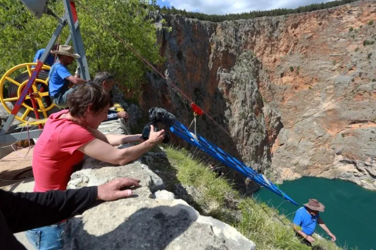 ZARONIT ĆE 300 METARA U DUBINU: Spektakularni ronilački pothvat na Crvenom jezeru