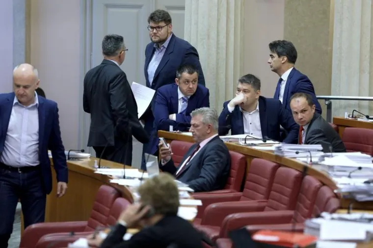 NAPETA RASPRAVA NA MARKOVOM TRGU: Zastupnici raspravljaju o ministru financija Zdravku Mariću