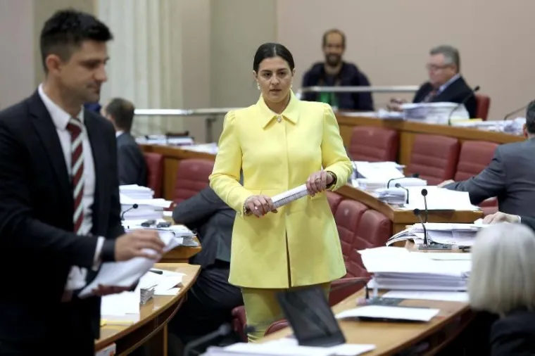 NAPETA RASPRAVA NA MARKOVOM TRGU: Zastupnici raspravljaju o ministru financija Zdravku Mariću