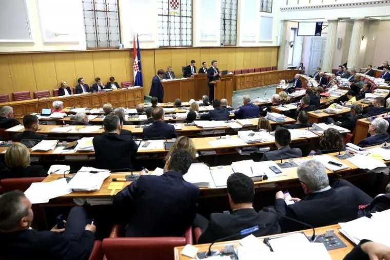 NAPETA RASPRAVA NA MARKOVOM TRGU: Zastupnici raspravljaju o ministru financija Zdravku Mariću