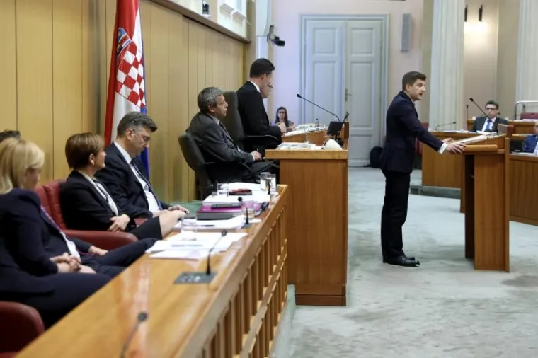 NAPETA RASPRAVA NA MARKOVOM TRGU: Zastupnici raspravljaju o ministru financija Zdravku Mariću