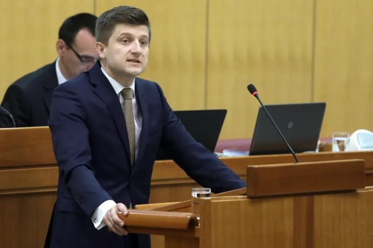 NAPETA RASPRAVA NA MARKOVOM TRGU: Zastupnici raspravljaju o ministru financija Zdravku Mariću