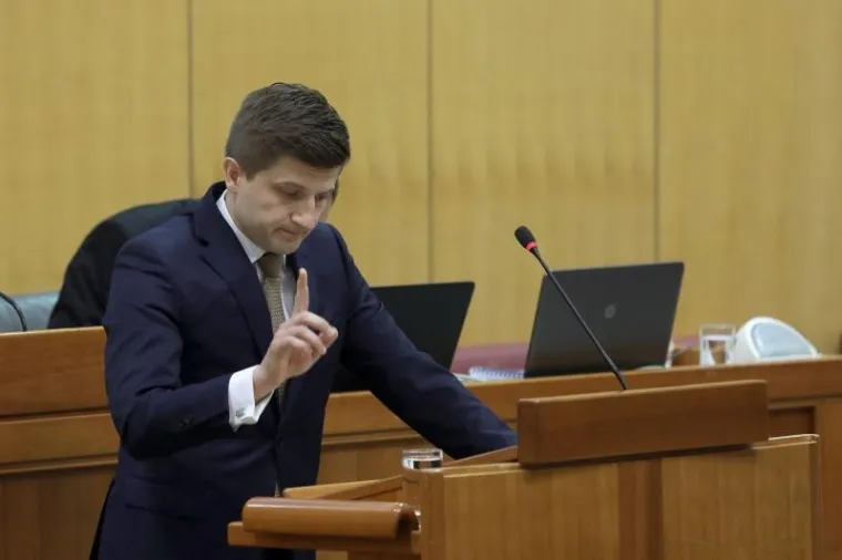 NAPETA RASPRAVA NA MARKOVOM TRGU: Zastupnici raspravljaju o ministru financija Zdravku Mariću