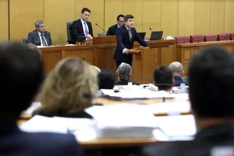 NAPETA RASPRAVA NA MARKOVOM TRGU: Zastupnici raspravljaju o ministru financija Zdravku Mariću